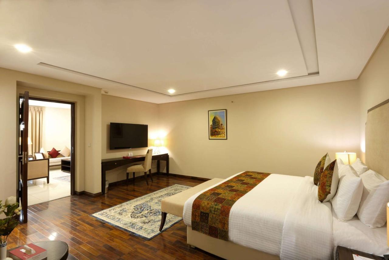 Ramada By Wyndham Lahore Gulberg II Hotel Ngoại thất bức ảnh