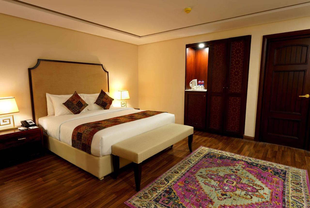 Ramada By Wyndham Lahore Gulberg II Hotel Ngoại thất bức ảnh