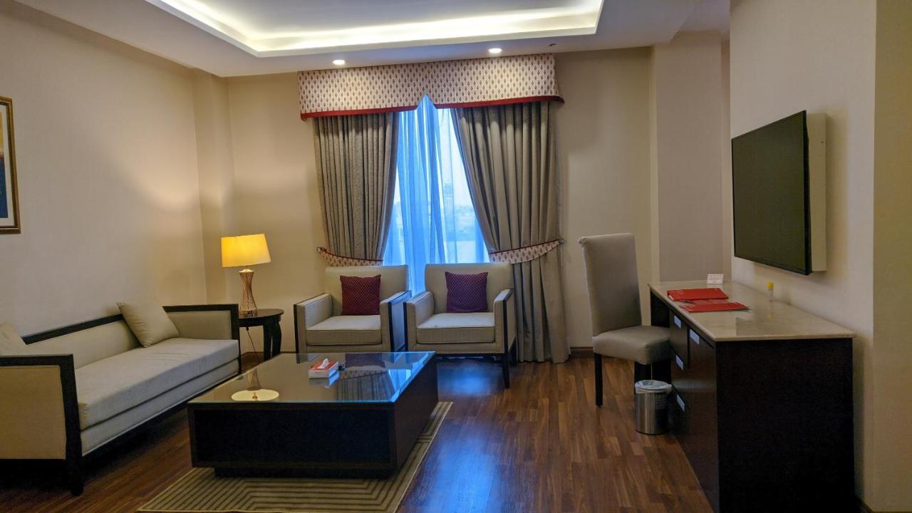 Ramada By Wyndham Lahore Gulberg II Hotel Ngoại thất bức ảnh